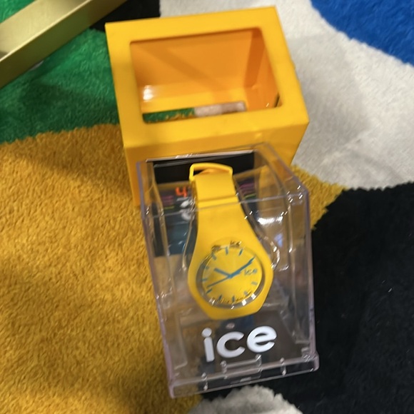 Brand new watch for women elastic rubber one of a kind yellow neon - Picture 5 of 9